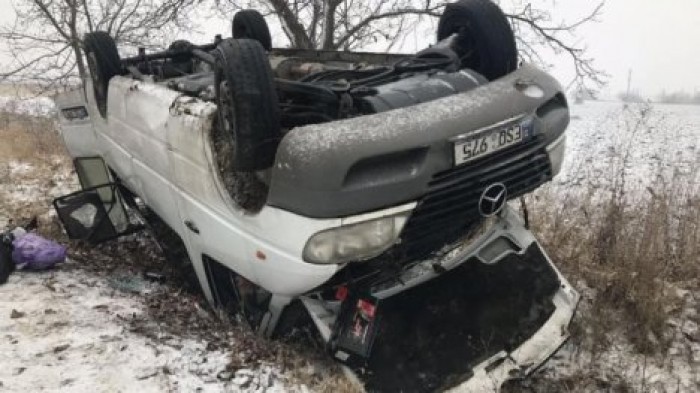 Серьезная авария в Криулянах: на заснеженной трассе перевернулся микроавтобус с пассажирами