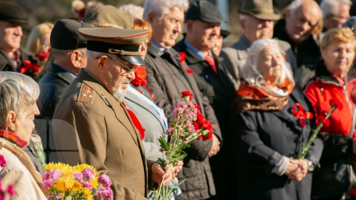 События Октябрьской революции вспоминали в Кишиневе у памятника Ленина: фоторепортаж