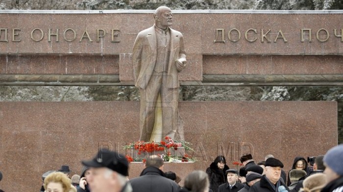 События Октябрьской революции вспоминали в Кишиневе у памятника Ленина