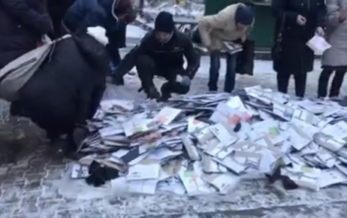Видео, где людям продают колготы прямо с брусчатки, стало вирусным