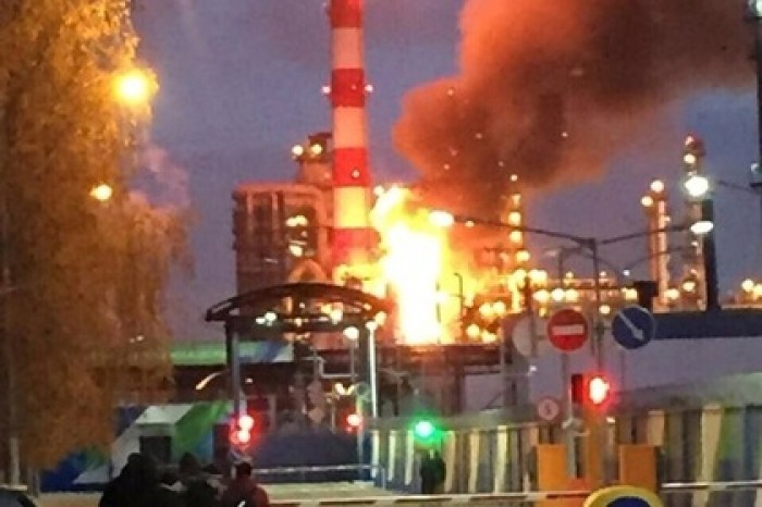 В Москве загорелся нефтеперерабатывающий завод