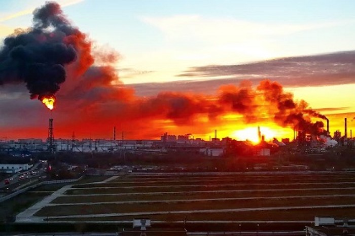 В сети появились видео пожара нефтеперерабатывающего завода в Капотне