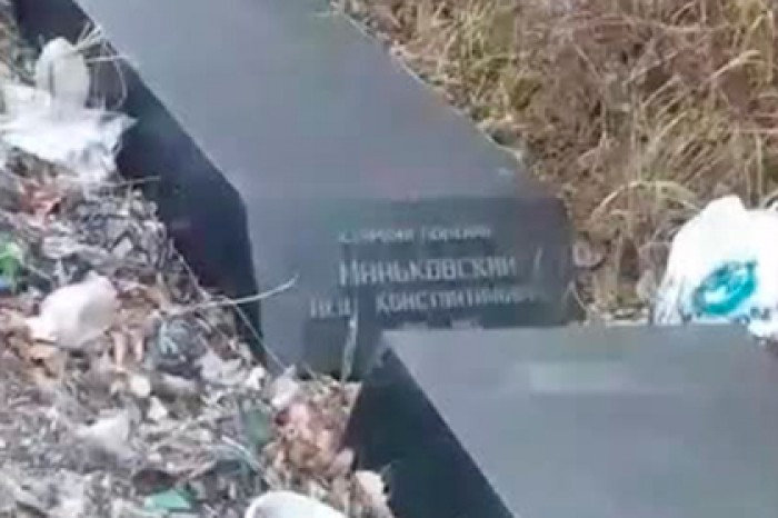 Выброшенные на свалку надгробия героев Советского Союза попали на видео