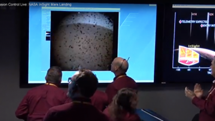 Зонд InSight успешно развернул батареи и передал новые снимки с Марса