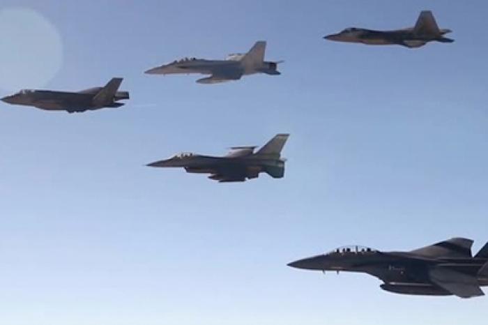 Американские F-15, F-16, F-18, F-22 и F-35 полетели строем