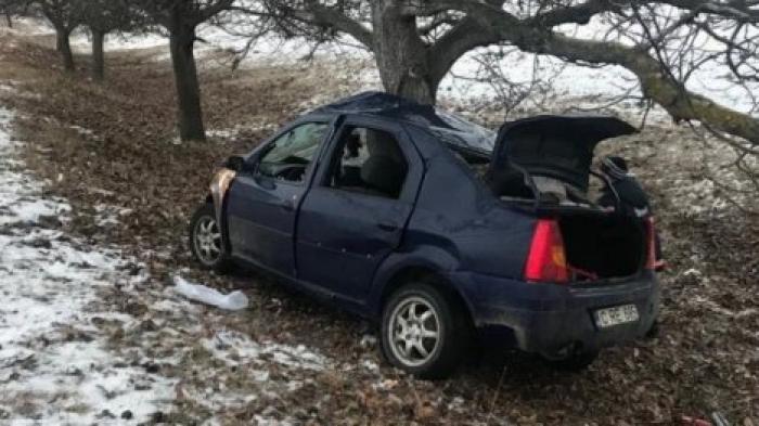 Автомобиль вылетел с трассы и врезался в дерево: два человека погибли, ребенок получил травмы