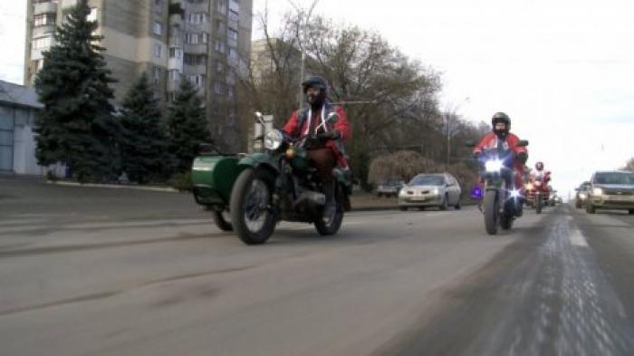 Деды Морозы на мотоциклах поздравили кишиневцев с наступающим Новым годом