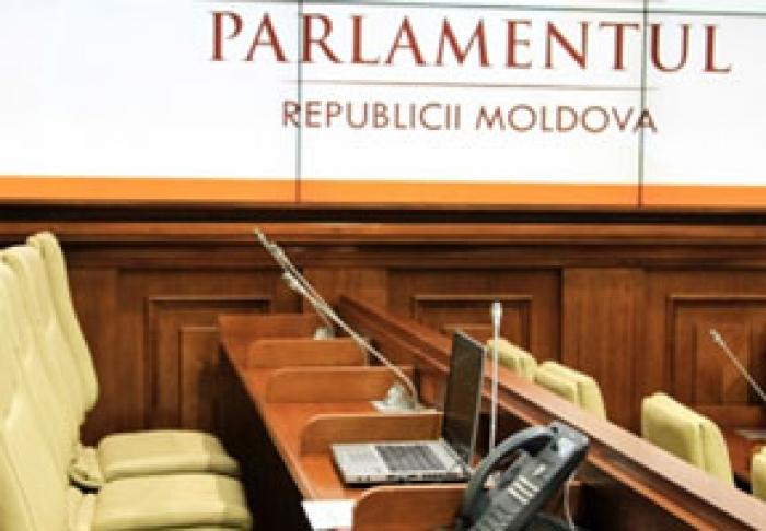 EXPERŢII CONSIDERĂ CĂ INIŢIATIVA PDM PRIVIND REDUCEREA NUMĂRULUI DE DEPUTAŢI ÎN PARLAMENT „ESTE O ÎNŞELARE A CETĂŢENILOR”