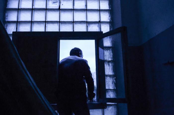 Гастарбайтеры столкнули с лестницы московскую пенсионерку из-за замечания