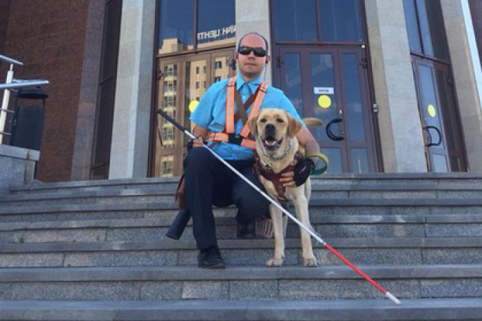 Кондукторша пригрозила расправой ехавшему с псом в автобусе незрячему россиянину