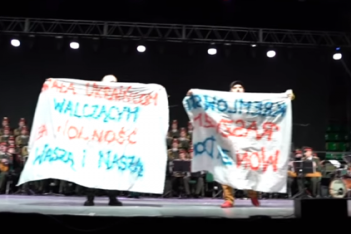 Концерт ансамбля Александрова в Польше оборвали лозунгом «Лапы прочь от Украины»