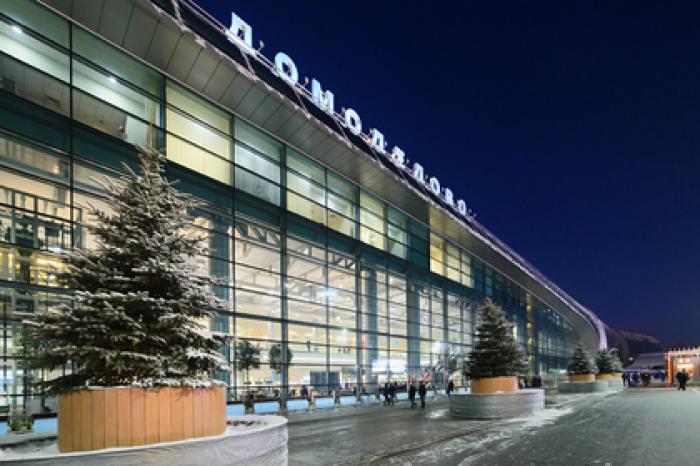 Машина наехала на пост охраны у аэропорта Домодедово