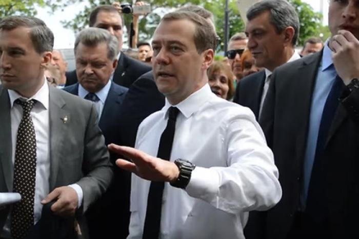 Медведеву припомнили фразу про «денег нет»