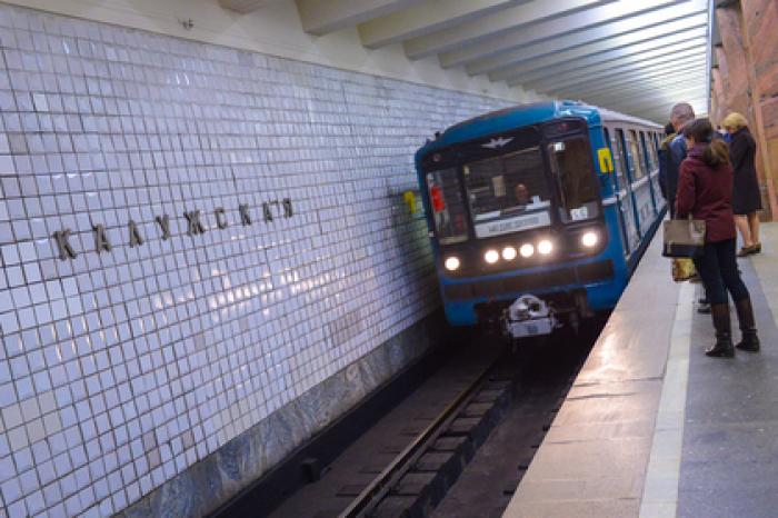 Мужчина и женщина спрыгнули с платформы в московском метро