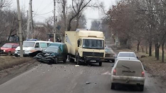 На Ботанике столкнулись легковой автомобиль с грузовиком