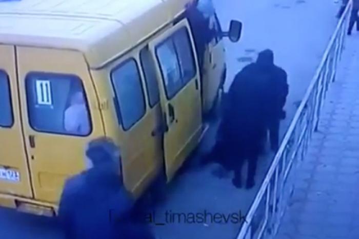 На оставившего пассажирку с инсультом на асфальте водителя маршрутки завели дело