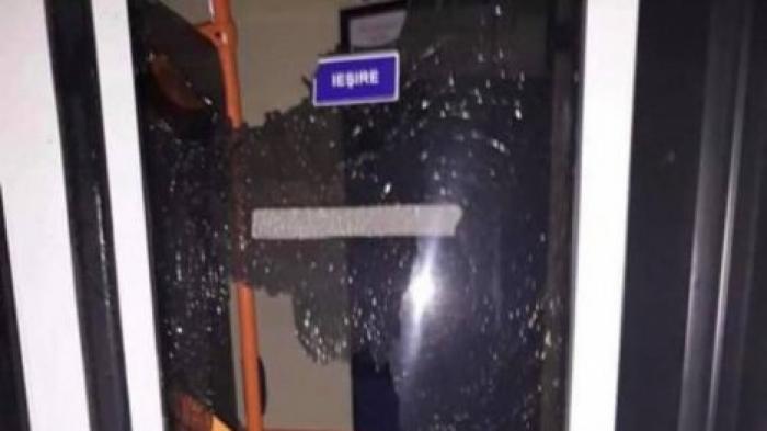 Неизвестные разбили бутылкой пива стекло столичного троллейбуса