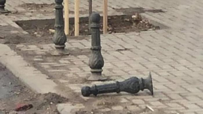 Неизвестный сбил один из антипарковочных столбиков, установленных в центре столицы