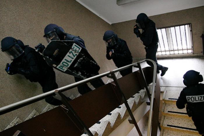 Немецкий спецназ по ошибке взял штурмом дом пенсионерки