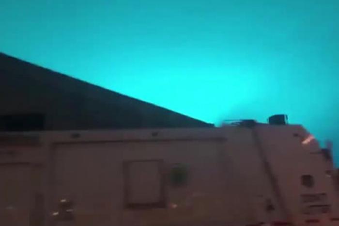 Ночное небо над Нью-Йорком окрасилось в ярко-голубой
