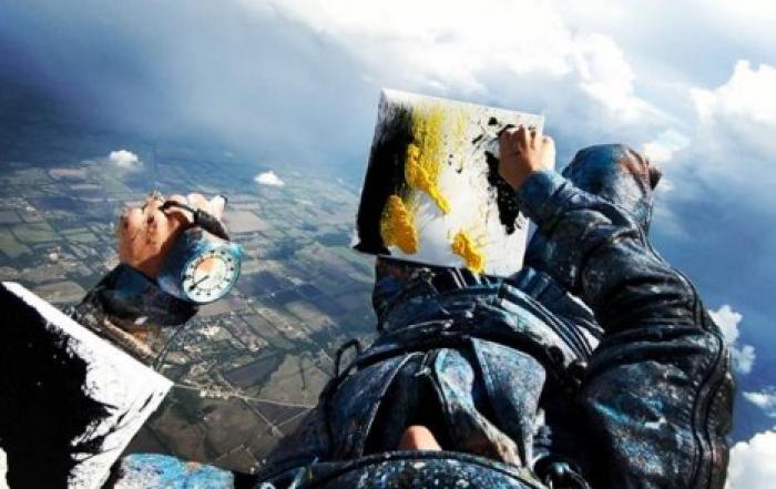 Парашютистка рисует картины во время падения
