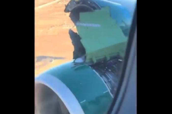 Пассажиры сняли на видео развалившийся во время полета двигатель лайнера