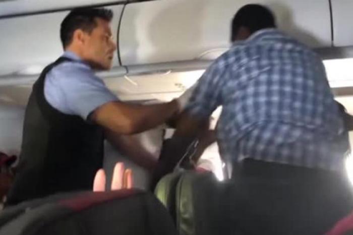Плевавшегося в пассажиров любителя пива унимал весь самолет