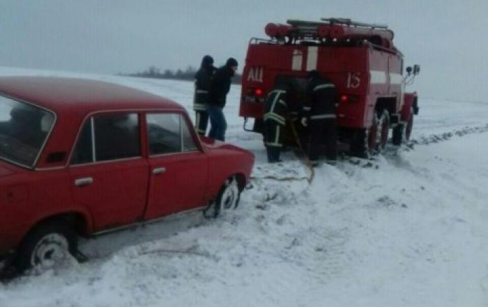 Под Одессой десять авто застряли в снежном плену