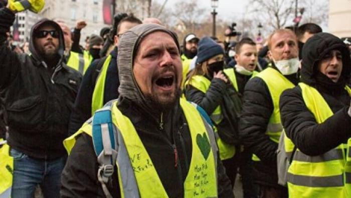 Полиция досматривает людей на вокзалах Парижа перед акцией "желтых жилетов"