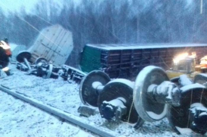 Появились снимки с места крушения вагонов с военной техникой в Омской области