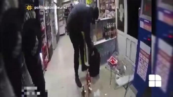 Пойман с поличным: в Кишиневе задержали парня за кражу товаров из магазина