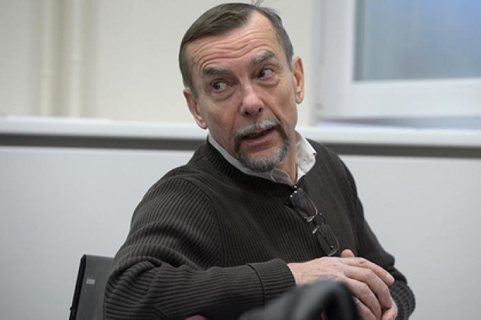 Правозащитника Пономарева освободили и оставили на улице