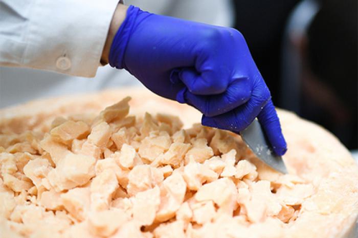 Просроченные сыры переплавляли и заново продавали россиянам