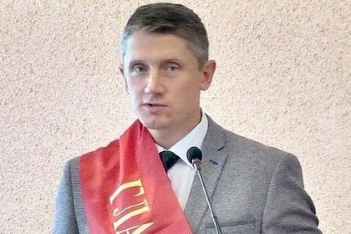 Раскрыты доходы одного из замешанных в ситуации с детскими путевками чиновников