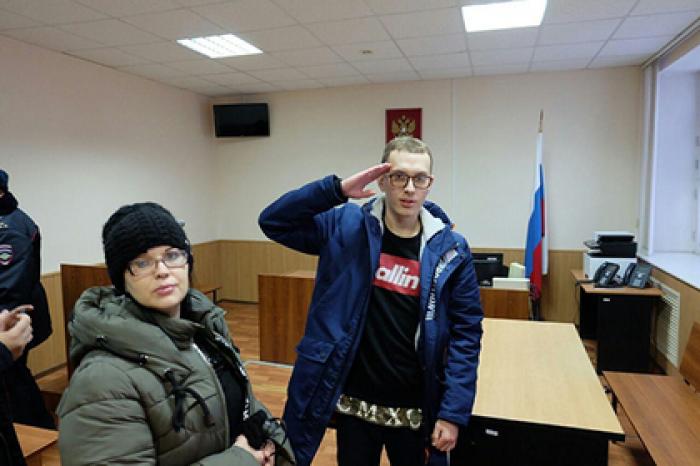 Россиянин получил 10 суток ареста за сожжение Конституции