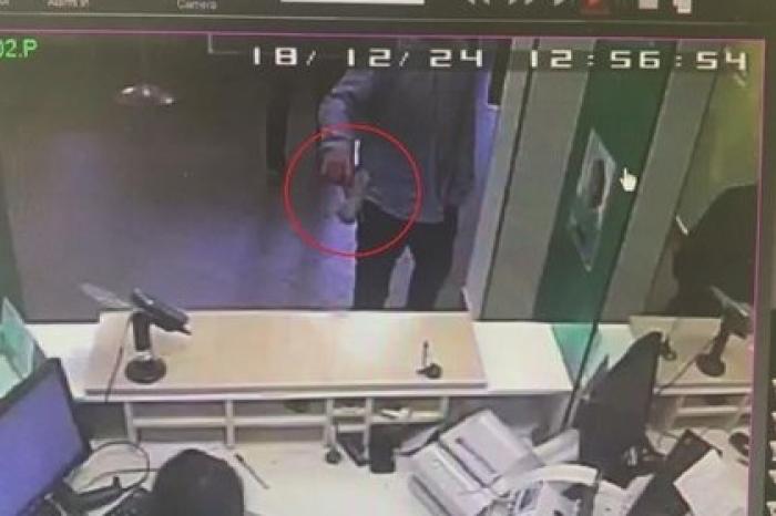 Россиянин ворвался в банк с пистолетом и поздравил всех с Новым годом