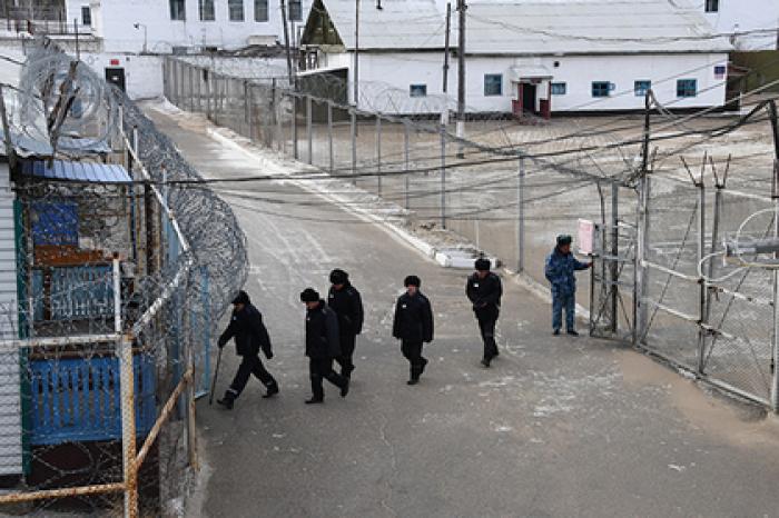 Российских заключенных попотчуют праздничной икрой