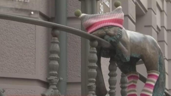 Скульптуры кошек в Одессе после первого снега одели в шапки, шарфы и носки