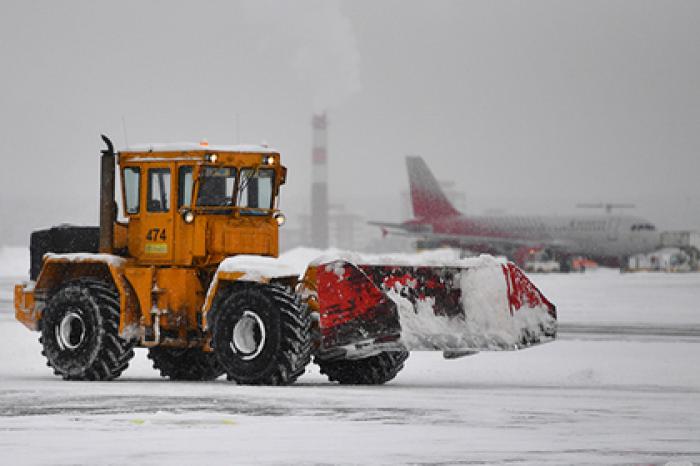Снегопад привел к массовой отмене и задержке рейсов в Москве