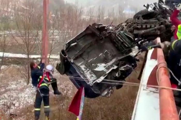 Спасение водителя повисшего на краю моста грузовика попало на видео