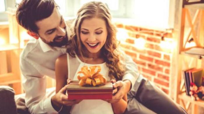 Учёные объяснили, почему дарить подарки приятнее, чем получать