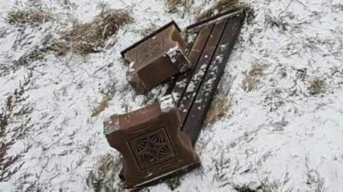 Вандалы сломали одну из скамеек и туристический указатель у Сорокской крепости