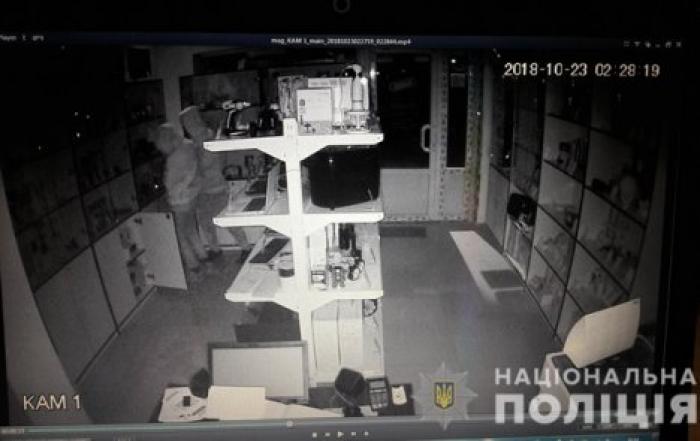 В Харькове подростки за две недели трижды обокрали магазин оргтехники