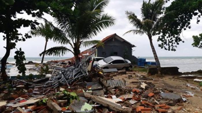 В Индонезии более 40 тысяч человек покинули дома из-за цунами