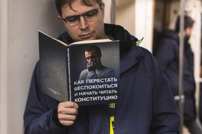 В московском метро провели флешмоб в честь юбилея Конституции