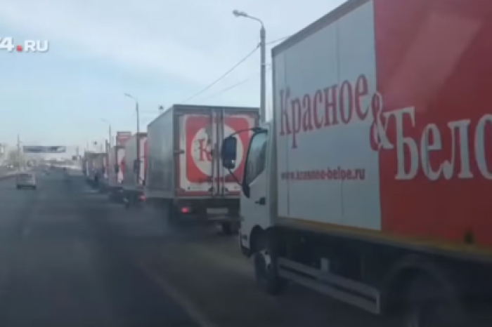 Водителей «Красного и Белого» заставили ночевать на улице из-за обысков