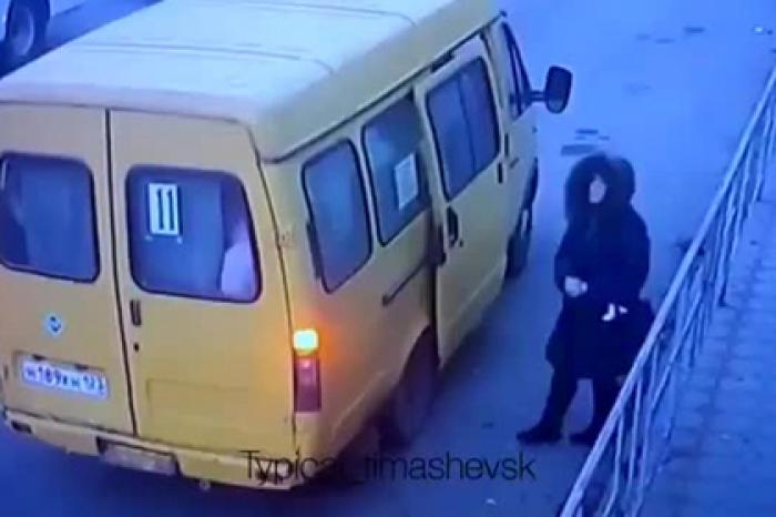 Водитель маршрутки вытащил пассажирку с инсультом на асфальт и уехал