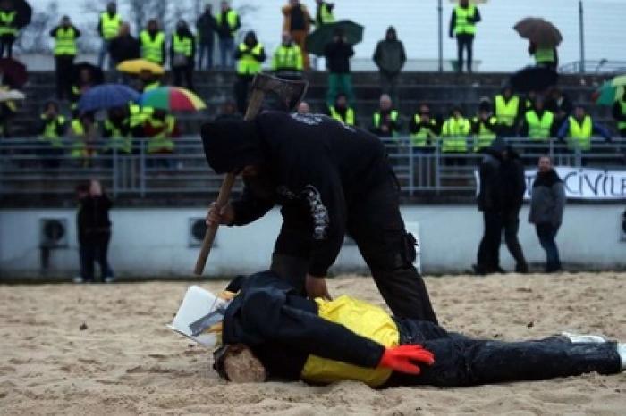 «Желтые жилеты» устроили самосуд над чучелом Макрона и попались