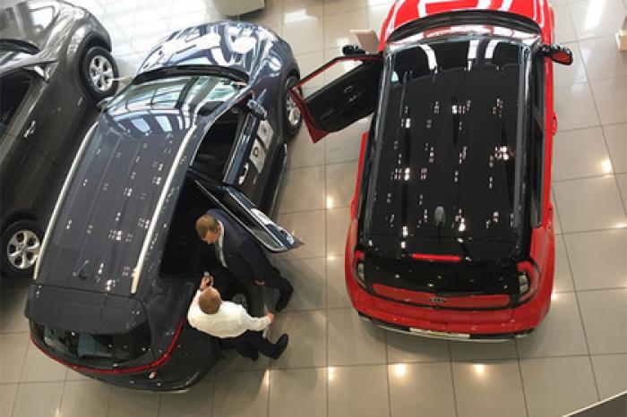 Жена чиновника купила 66 машин и лишила его карьеры