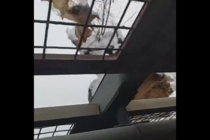 Бьющий в московском тоннеле фонтан из грязи сняли на видео